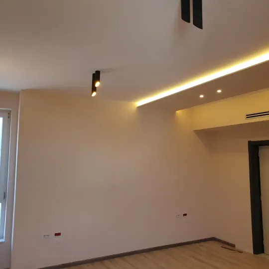 Mur TV me gipsokarton, dru dhe ndriçim LED