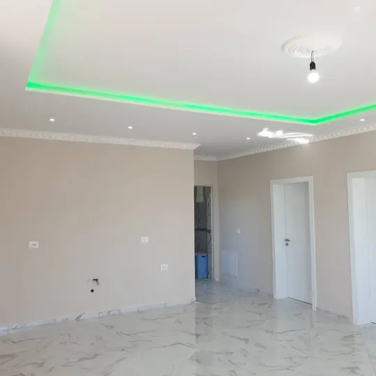 Sallon me tavan të varur dhe kornizë LED