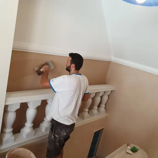 Shkallë me ballustradë dhe patinim dekorativ