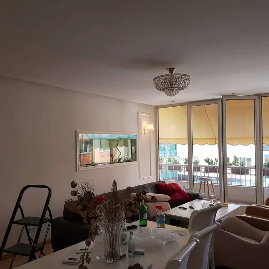 Vilë me tavane të shkallëzuara dhe harqe