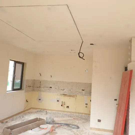 Linja LED të integruara në tavan