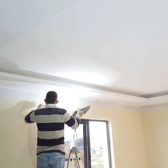 Kuzhinë me tavan të ulur dhe spote