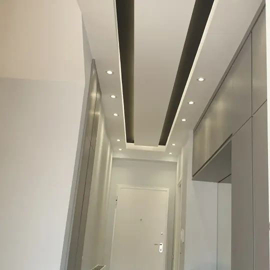 Apartament modern me tavane të varura dhe linja LED