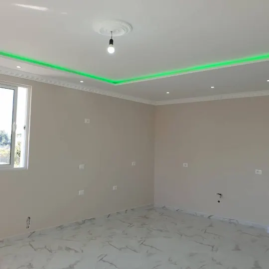 Sallon me tavan të varur dhe kornizë LED