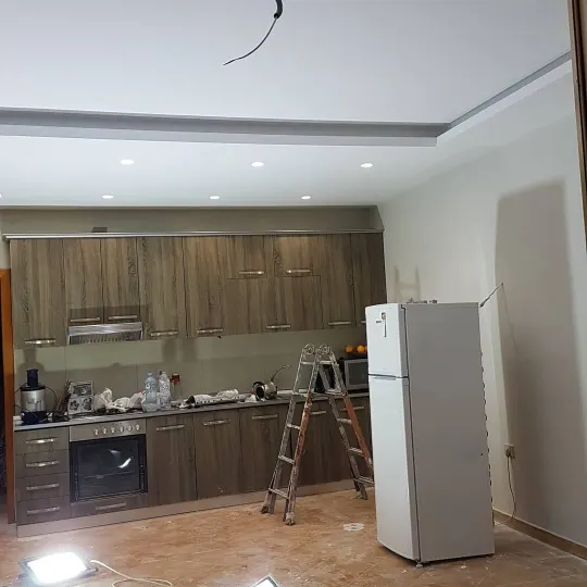 Kuzhinë me tavan të ulur dhe spote