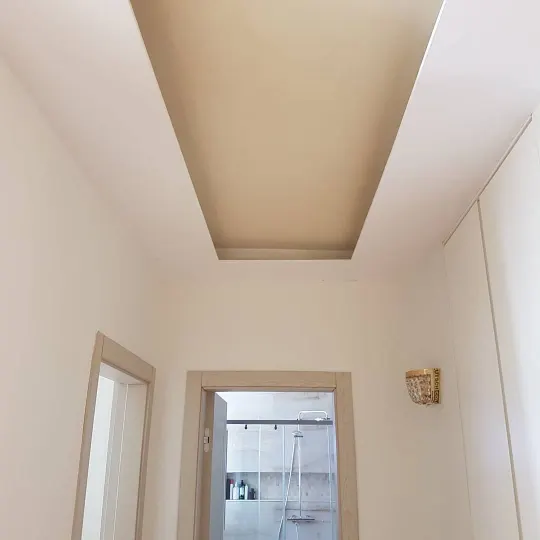 Vilë me tavane të shkallëzuara dhe harqe