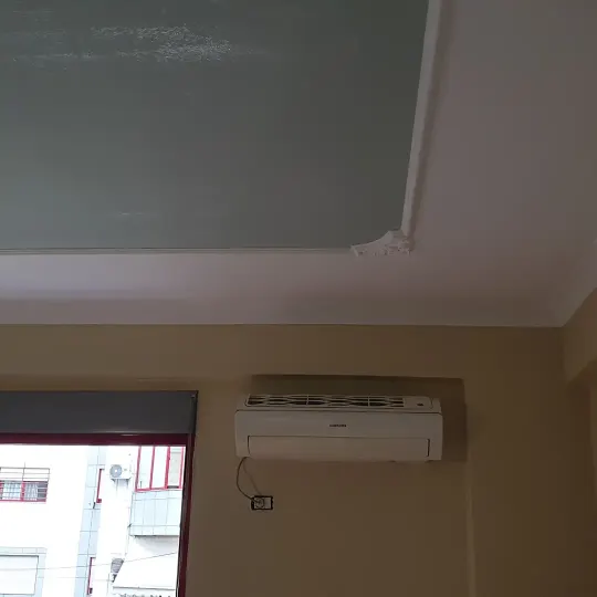Tavan me kornizë të varur dhe rozetë