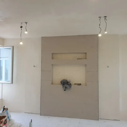 Mur TV me gipsokarton, dru dhe ndriçim LED