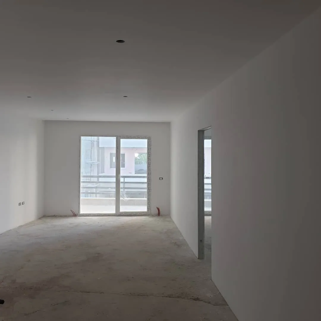 Rifinitura në apartament të ri