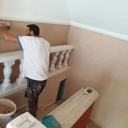 Shkallë me ballustradë dhe patinim dekorativ
