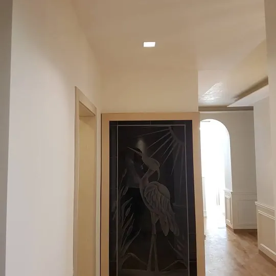 Vilë me tavane të shkallëzuara dhe harqe