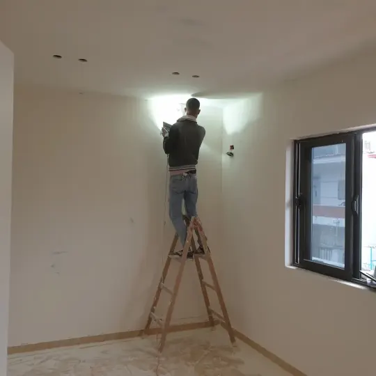 Linja LED të integruara në tavan
