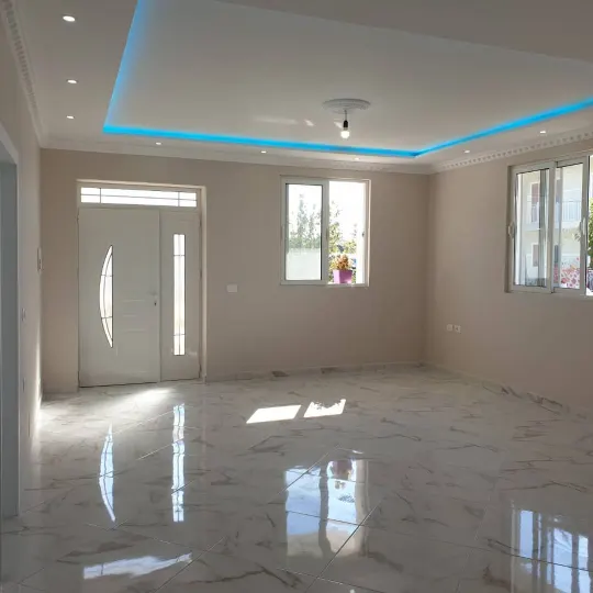 Sallon me tavan të varur dhe kornizë LED