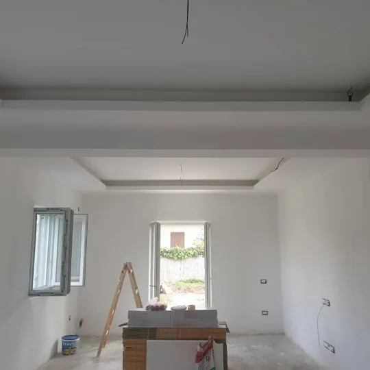 Tavane me kornizë perimetrale