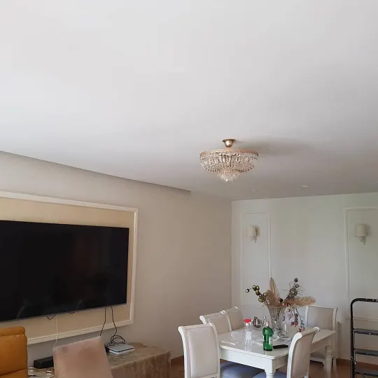 Vilë me tavane të shkallëzuara dhe harqe