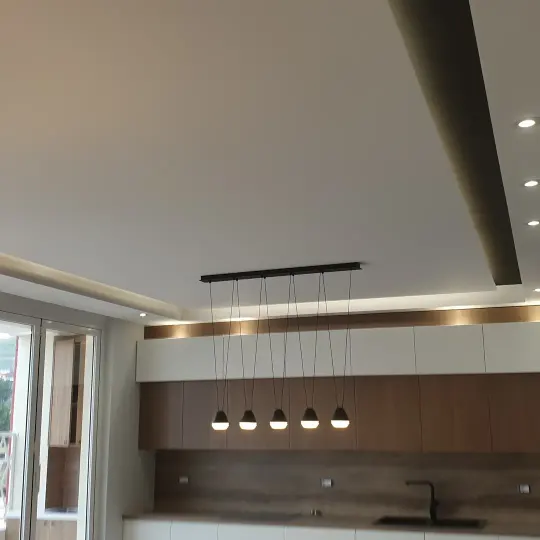 Apartament modern me tavane të varura dhe linja LED
