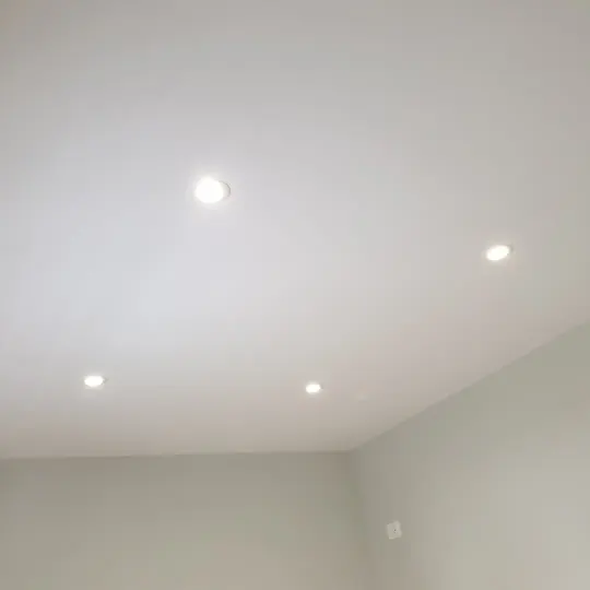 Linja LED të integruara në tavan