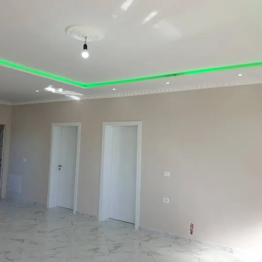 Sallon me tavan të varur dhe kornizë LED