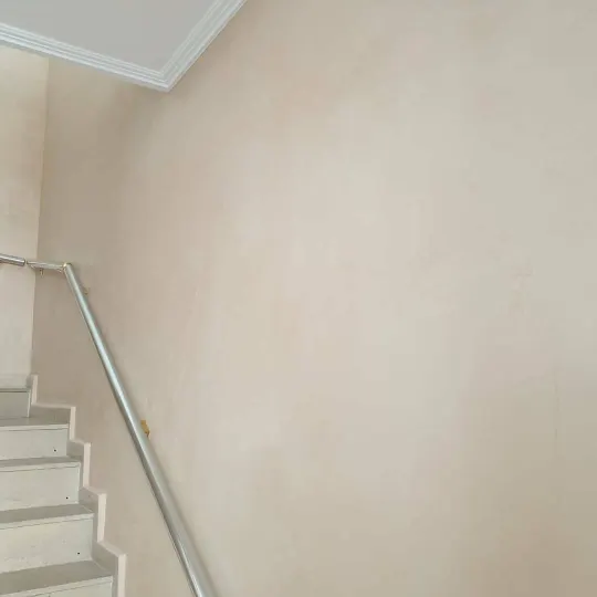 Shkallë me ballustradë dhe patinim dekorativ