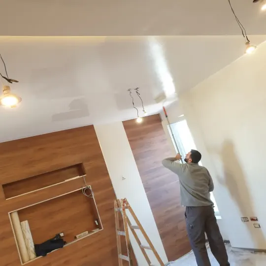 Mur TV me gipsokarton, dru dhe ndriçim LED