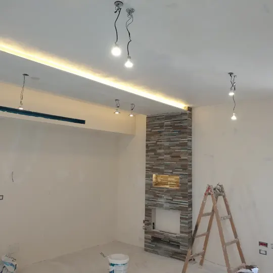 Mur TV me gipsokarton, dru dhe ndriçim LED
