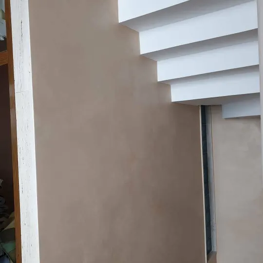 Shkallë me ballustradë dhe patinim dekorativ