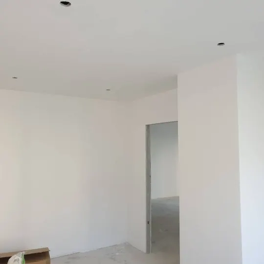 Rifinitura në apartament të ri