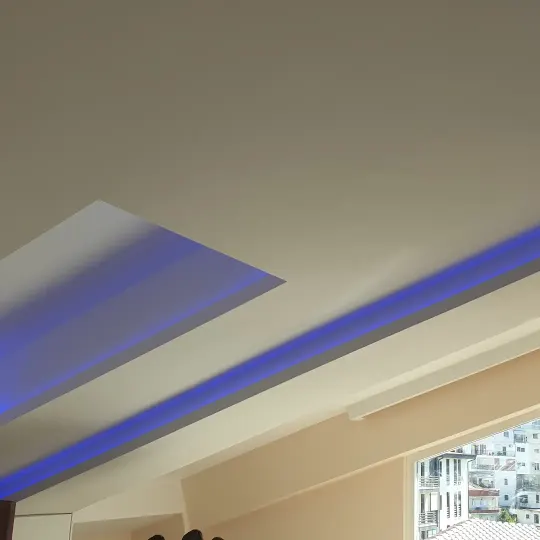 Apartament modern me tavane të varura dhe linja LED