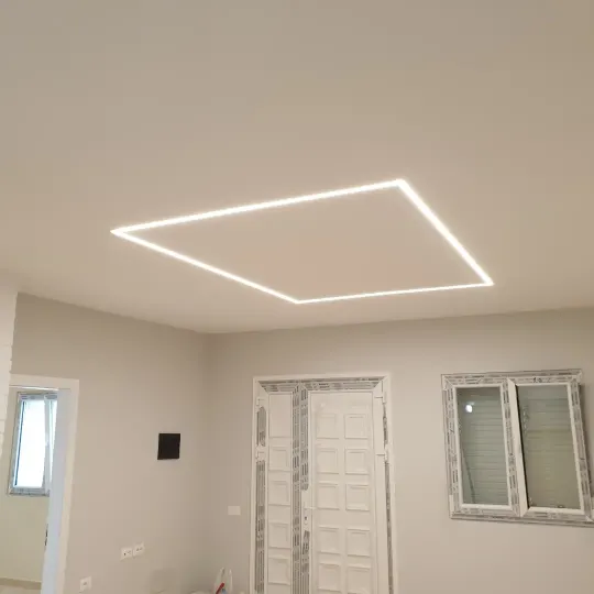 Linja LED të integruara në tavan