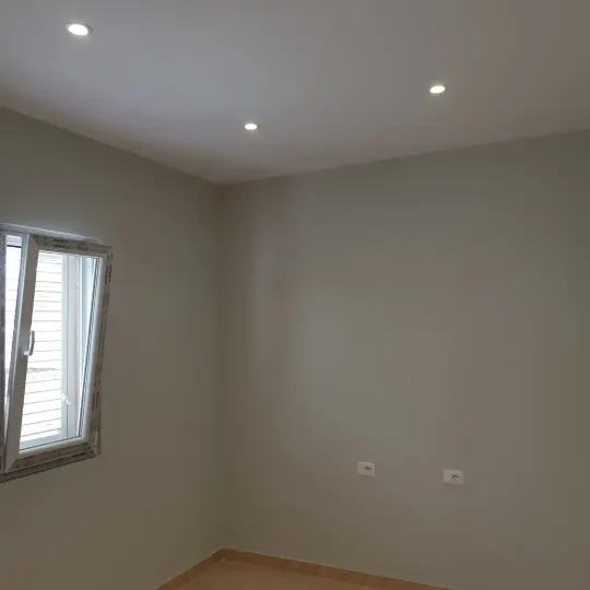 Linja LED të integruara në tavan