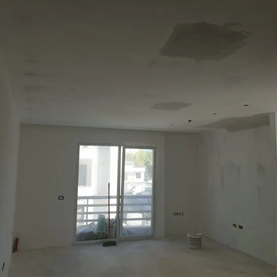 Rifinitura në apartament të ri