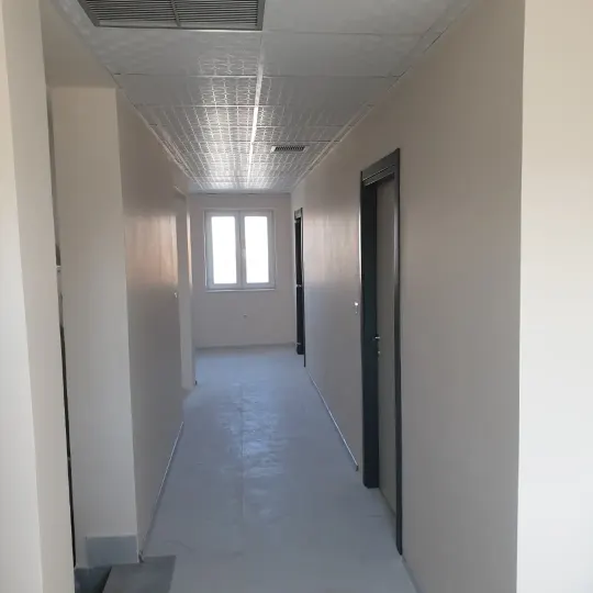 Mur TV me gipsokarton, dru dhe ndriçim LED